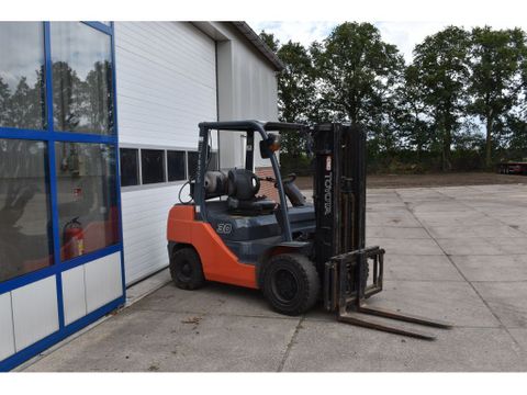 Toyota 02-8FGJ30 Heftruck Side shift triple 3000 KG | Spapens Machinehandel [3]