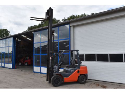 Toyota 02-8FGJ30 Heftruck Side shift triple 3000 KG | Spapens Machinehandel [5]