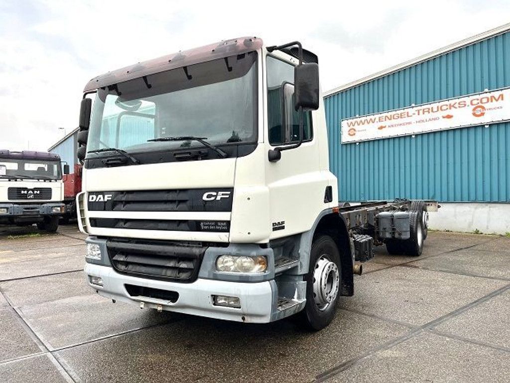 DAF 6x2 CHASSIS STEEL SUSPENSION FRONT-AXLE (EURO 3 / ZF MANUAL GEARBOX / AIRCONDITIONING / LIFT-AXLE) | Engel Trucks B.V. [1]