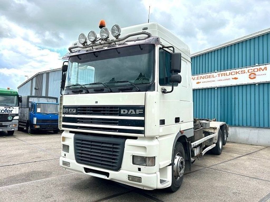 DAF XF SPACECAB 6x2 WITH HOOK-ARM SYSTEM (EURO 3 / ZF16 MANUAL GEARBOX / ZF-INTARDER / STEEL-/AIR SUSPENSION / AIRCONDITIONING) | Engel Trucks B.V. [1]