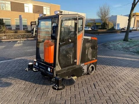 Daewoo DAS 100 veegmachine met cabine | Used Machinery Trading B.V. [1]