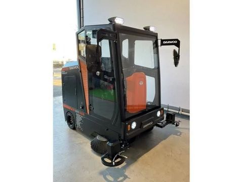 Daewoo DAS 100 veegmachine met cabine | Used Machinery Trading B.V. [7]