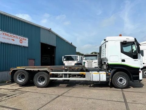 Iveco AS260S42Y/PT 6x2 CABLE SYSTEM / ORIGINAL DUTCH TRUCK ONLY 545.000 KM!! (9.000 Kg. FRONT-AXLE / EURO 5 / 10 TIRES / AS-TRONIC / LIFT-AXLE / AIRCONDITIONING) | Engel Trucks B.V. [4]