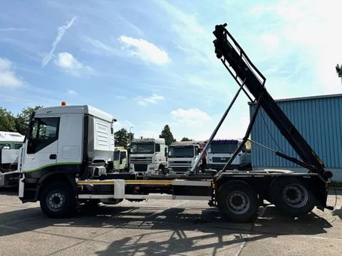 Iveco AS260S42Y/PT 6x2 CABLE SYSTEM / ORIGINAL DUTCH TRUCK ONLY 545.000 KM!! (9.000 Kg. FRONT-AXLE / EURO 5 / 10 TIRES / AS-TRONIC / LIFT-AXLE / AIRCONDITIONING) | Engel Trucks B.V. [5]