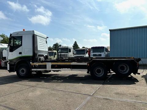 Iveco AS260S42Y/PT 6x2 CABLE SYSTEM / ORIGINAL DUTCH TRUCK ONLY 545.000 KM!! (9.000 Kg. FRONT-AXLE / EURO 5 / 10 TIRES / AS-TRONIC / LIFT-AXLE / AIRCONDITIONING) | Engel Trucks B.V. [6]