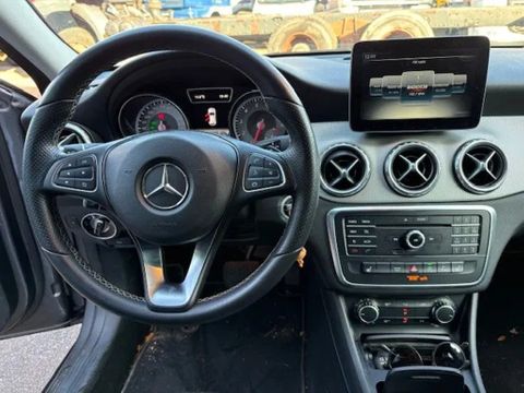 Mercedes-Benz 180 AUTOMATIC (EURO 6) / AMG-PACKAGE / BUSINESS PACKAGE / REARVIEW CAMERA / AIRCONDITIONING / LED / BI-XENON / PARK ASSIST / NAVIGATION SYSTEM / ETC. | Engel Trucks B.V. [6]