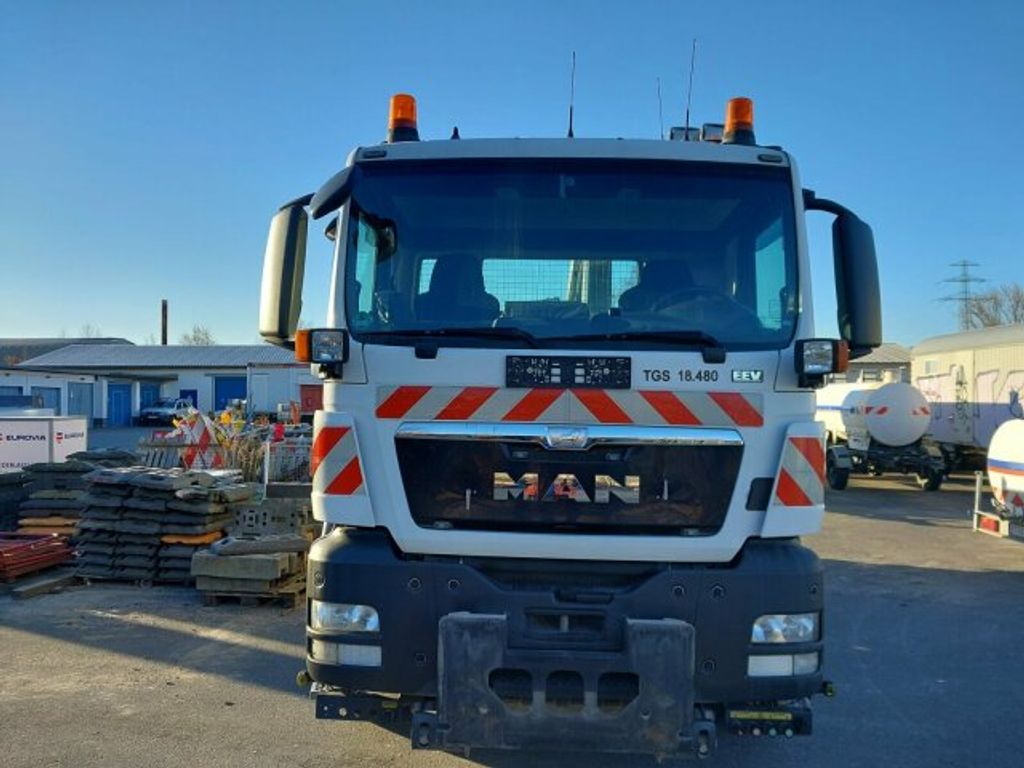 MAN  (10)