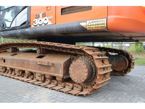 Hitachi
ZX300 LC-6 | ROTOTILT | BUCKET | GPS | Hulleman Trucks [7]