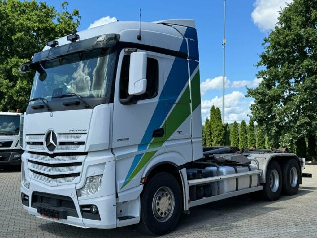 Mercedes-Benz  (2)