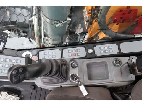 Liebherr
A916 LITRONIC | ROTOTILT | BUCKET | DOZERBLADE | Hulleman Trucks [18]
