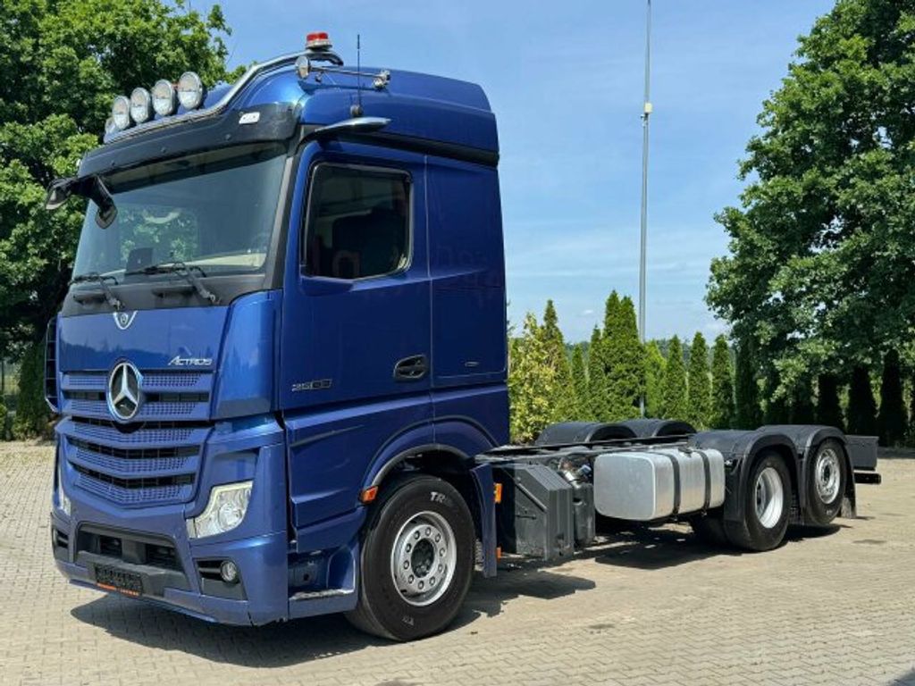 Mercedes-Benz  (2)