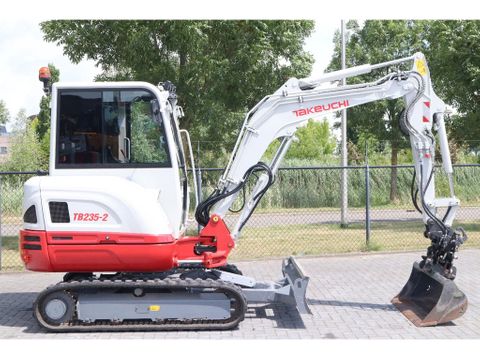 Takeuchi
TB235-2 | TREE CUTTER | GRAB | TILT + 5 ATTACHMENTS | Hulleman Trucks [5]