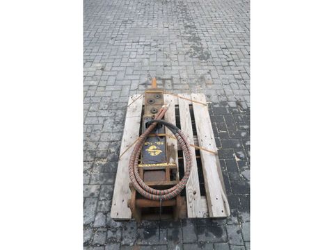 Soosan
SB30II TS-9 | S40 | 2.5 TO 4.5 TON | HYDRAULIC BREAKER | Hulleman Trucks [7]