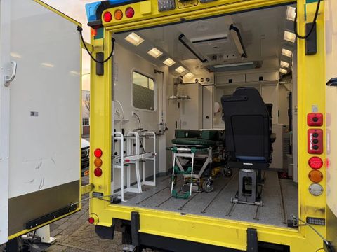 Mercedes-Benz sprinter 519cdi 6cil automaat airco ambulance inc inrichting zie de fotos | Van Nierop BV [4]
