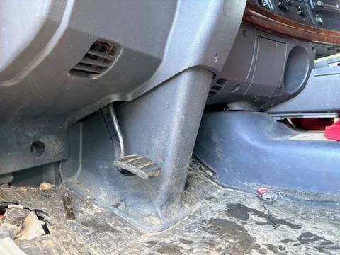 Scania TOPLINE (SEMI AUTOMATIC WITH CLUTCH / RETARDER / 2x DIESELTANK / ANALOG TACHO / AIRCONDITIONING) | Engel Trucks B.V. [11]