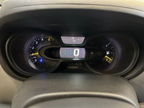 Renault 1.6DCI L1H1 Ambulance UNUSED NIEUW Airco Cruisecontrol 3X Op Voorraad nieuw en on gebruikt | Van Nierop BV [27]