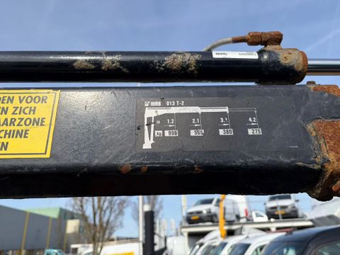 Volkswagen met bezem en hiab kraan werkend te zien | Van Nierop BV [11]