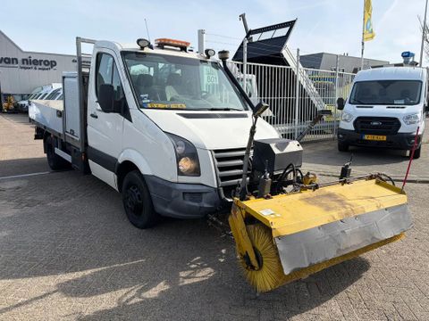 Volkswagen met bezem en hiab kraan werkend te zien | Van Nierop BV [3]