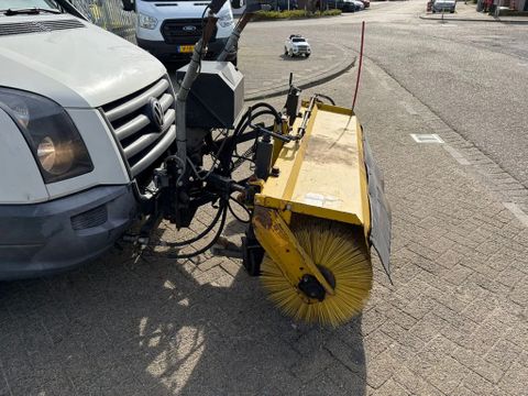 Volkswagen met bezem en hiab kraan werkend te zien | Van Nierop BV [4]
