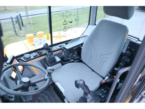 Volvo
EW60E | 117 HOURS | ROTOTILT + GRIPPER | BUCKET | 30 KM/H | Hulleman Trucks & Machinery B.V. [16]