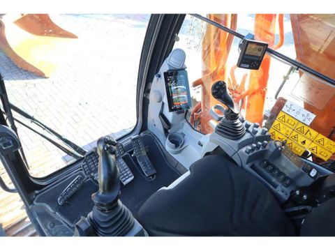 Hitachi
ZX300 LC-7 | ROTOTILT | BUCKET | Hulleman Trucks & Machinery B.V. [19]